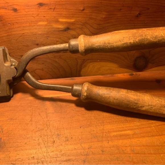 Vintage Manuel Horse Sheers with Wooden Handles - Picture 8 of 8